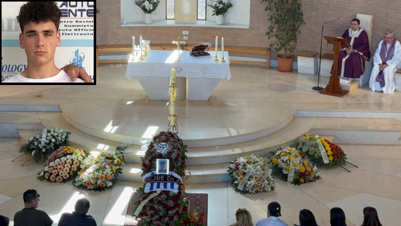 Dolore a Folignano per i funerali di Luca Bernabei: sulla bara la maglia del Monticelli e la sciarpa dell’Ascoli